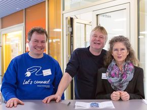 Lehrkräfte geben am Infostand Auskunft auf Fragen der Gäste. Lehrkräfte geben Auskunft auf Fragen der Gäste.