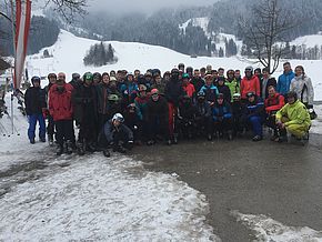 Unsere Gruppe vor der Unterkunft. Skischullandheim Wildschönau: Unsere Gruppe vor der Unterkunft.