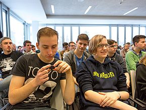 Jedes durchgereichte Stück findet Interesse Die Schüler erhalten weiteres Material zur Ansicht.