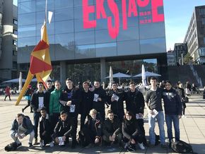 Die Klasse vor dem Kunsmuseum mit der Sonderausstellung "Ekstase". Die Klasse vor dem Kunsmuseum mit der Sonderausstellung "Ekstase"