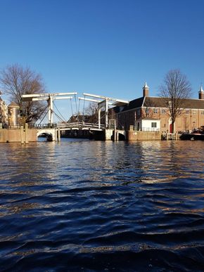 Klappbrücken ermöglichen auch größeren Schiffen die Passage.