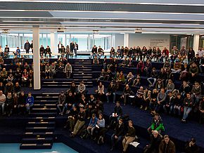 Interessierte Gäste erhalten Informationen über die Bildungsangebote der Schule. Interessierte Gäste erhalten Informationen über die Bildungsangebote der Schule.