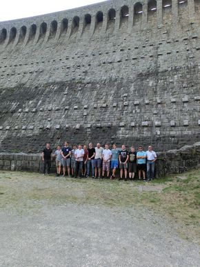 Die Teilnehmer vor der Staumauer der Schwarzenbachtalsperre. Die Teilnehmer vor der Staumauer der Schwarzenbachtalsperre.