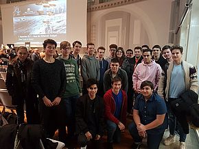 Schülergruppe des Technischen Gymnasiums im Haus der Wirtschaft (König-Karl-Halle).