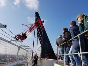 Auf dem Adam: 100 m Luft unter der Schaukel Auf dem Adam: 100 m Luft unter der Schaukel