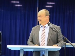 Der Abteilungsleiter fand freundliche Worte für die Leistungen der Auszubildenden. 