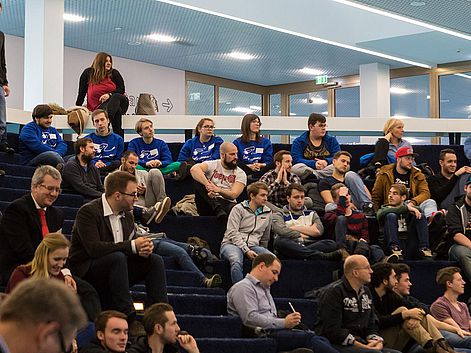 Schüler und Lehrer in der Aula Schüler und Lehrer in der Aula