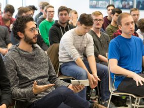 Die Schüler diskutierten eifrig mit. Die Schüler diskutierten eifrig mit.