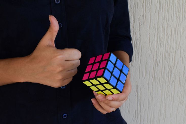 Eine Person hat den Zauberwürfel von Hand in den Ausgangszustand zurückgesetzt