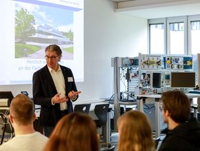 Zahlreiche Besucher bei der Informationsveranstaltung der Fachschule für Technik. Zahlreiche Besucher bei der Informationsveranstaltung der Fachschule für Technik.