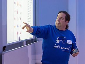 Ein Mitglied des Teams "Internet der Dinge in der Produktion" erklärt, worum es geht. Ein Mitglied des Teams "Internet der Dinge in der Produktion" erklärt, worum es geht.