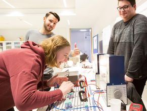 Die Gäste können Praxisbeispiele aus der Elektrotechnik hautnah erleben. Die Gäste können Praxisbeispiele aus der Elektrotechnik hautnah erleben.