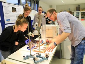 Schüler erklären ihre Projekte. Schüler erklären ihre Projekte.
