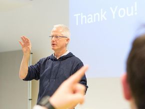 Herr Wenzel geht auf die Fragen der Schüler gerne ein Die Schüler stellen zahlreiche Fragen, die von Herrn Wenzel zufriedenstellend beantwortet werden.