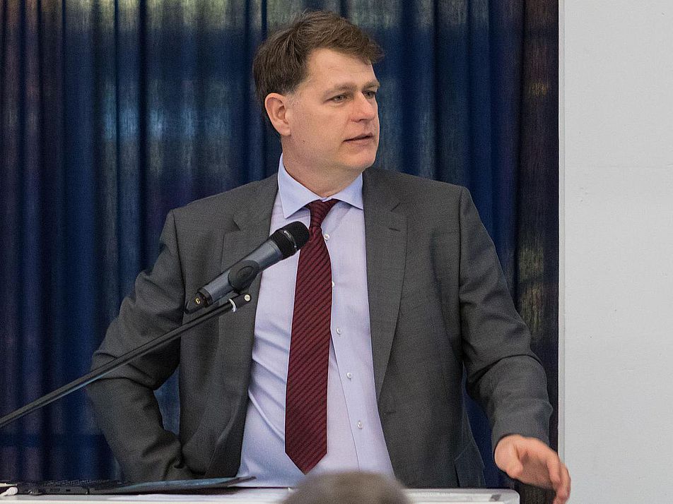Herr Dr. Bonsiep überbringt ein Grußwort für unterstütztenden Betriebe Herr Dr. Bonsiep überbringt ein Grußwort für unterstütztenden Betriebe