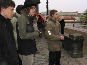 Schülergruppe auf Studienfahrt blicken von der Karlsbrücke in Prag.