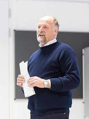 Lehrer und Schüler begegnen sich an der Schule wieder Einer der anwesenden Lehrer von Herrn Wenzel bedankt sich auch im Namen der Schüler.
