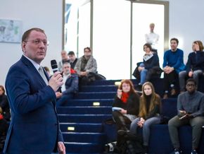 Der Schulleiter begrüßte die Gäste in der voll besetzten Aula. Der Schulleiter begrüßte die Gäste in der voll besetzten Aula.