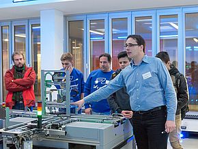 Ein Mitglied des Teams "Internet der Dinge in der Produktion" zeigt, worum es geht. Ein Mitglied des Teams "Internet der Dinge in der Produktion" zeigt, worum es geht.