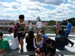 Prag: Auf dem Laurenziberg Schüler bei einer Pause auf dem Laurenziberg in Prag. Blick über die Stadt.