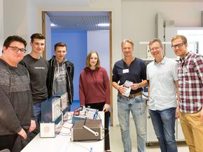 Schüler und Lehrkräfte stehen zu persönlichen Beratungsgesprächen bereit. Schüler und Lehrkräfte stehen zu persönlichen Beratungsgesprächen bereit.