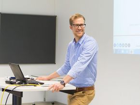 Begrüßung durch den Englischlehrer. Begrüßung durch den Englischlehrer.