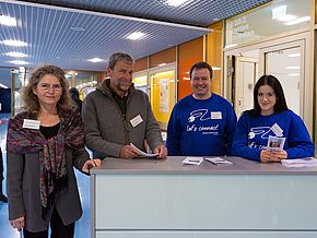 Lehrkräfte informieren die Besucher über die Bildungsangebote der Schule. Lehrkräfte informieren die Besucher über die Bildungsangebote der Schule.