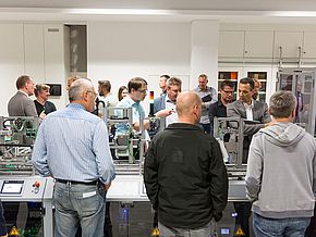 Ausbilder und Lehrer im Labor