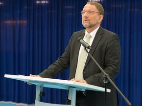 Der Leiter der Schule hält sein Grußwort an die Schüler.