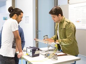 Schüler im Gespräch über ihren Schulalltag — Information aus erster Hand. Schüler im Gespräch über ihren Schulalltag — Information aus erster Hand.