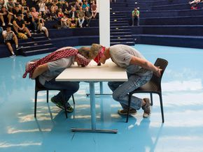Beim Schaumkuss-Wettessen traten Lehrer gegen Lehrer an.