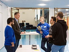 Die Besucher tauschen sich über neue Technologien mit Lehrkräften und Schülern aus. Die Besucher tauschen sich über neue Technologien mit Lehrkräften und Schülern aus.