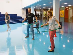 Beim Hula Hoop-Wettbewerb traten auch Lehrer gegen Lehrer an.