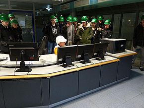 Die Schüler bekommen Erklärungen in der Leitwarte des Müllbunkers. Die Schüler bekommen Erklärungen in der Leitwarte des Müllbunkers.