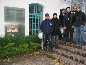 Schülergruppe rechts neben der Eingangstüre zum Skoda-Museum in Mlada Boleslav.